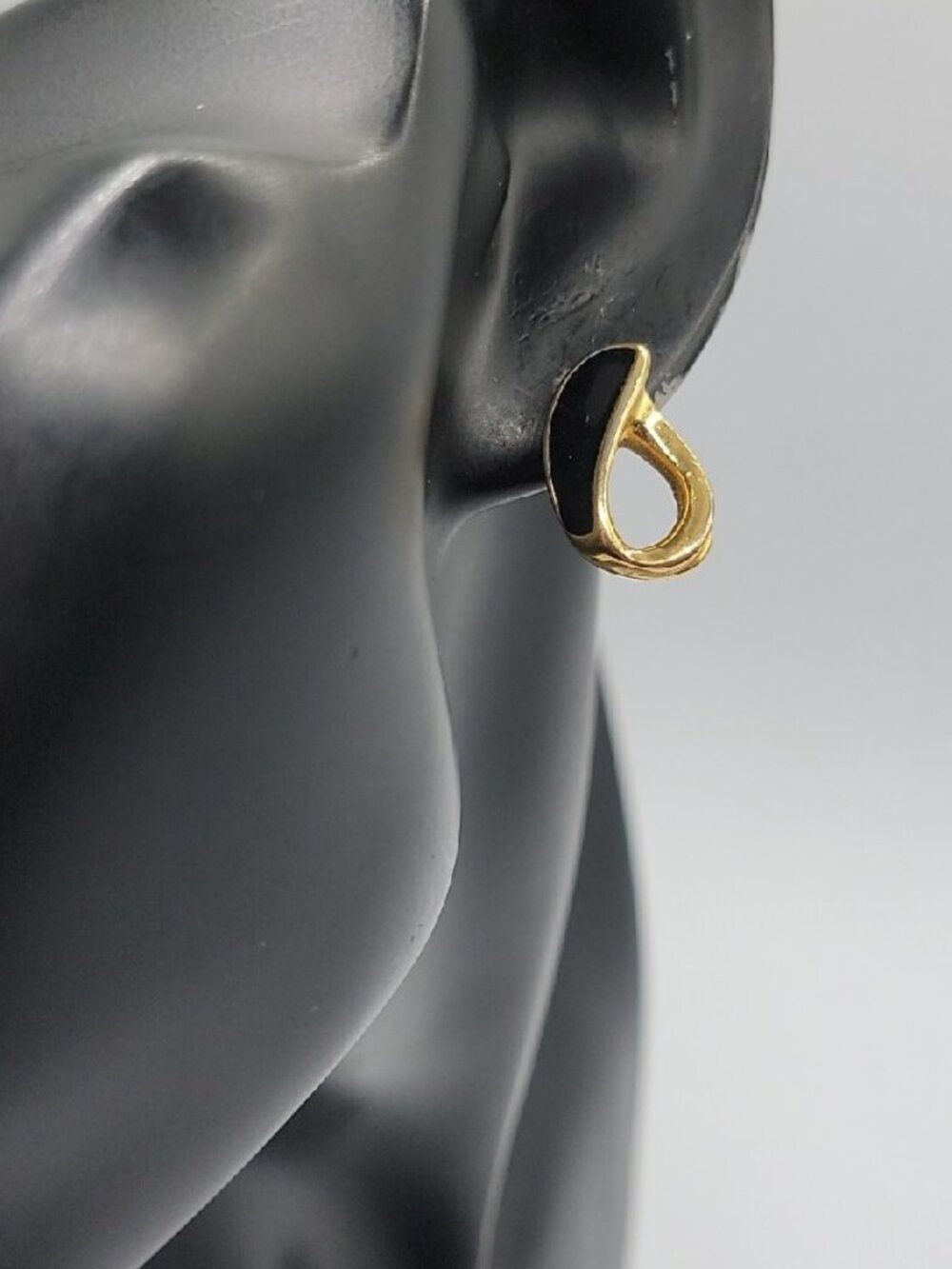 Vintage Trifari Post Earrings Swirl Earrings Gold Tone Black Enamel Pierced Ears - Picture 4 of 16